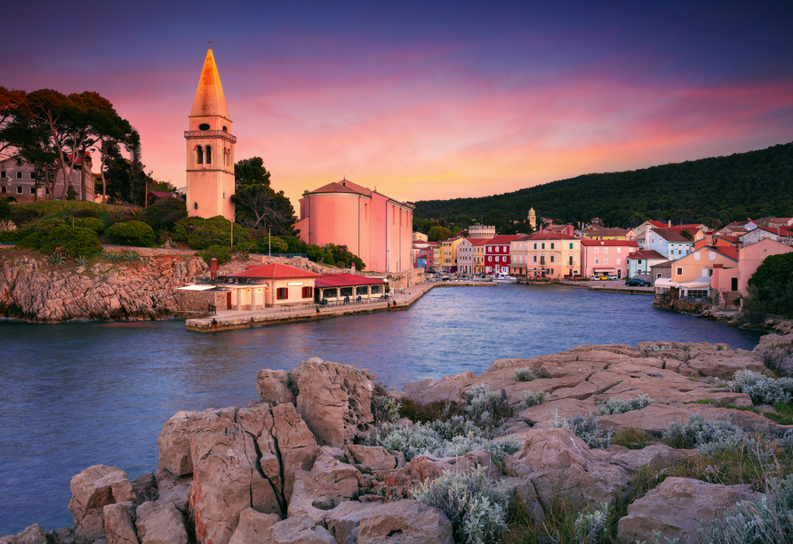 Veli Lošinj begrüßt Sie in einer kleinen Bucht.