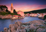 Veli Lošinj begrüßt Sie in einer kleinen Bucht.