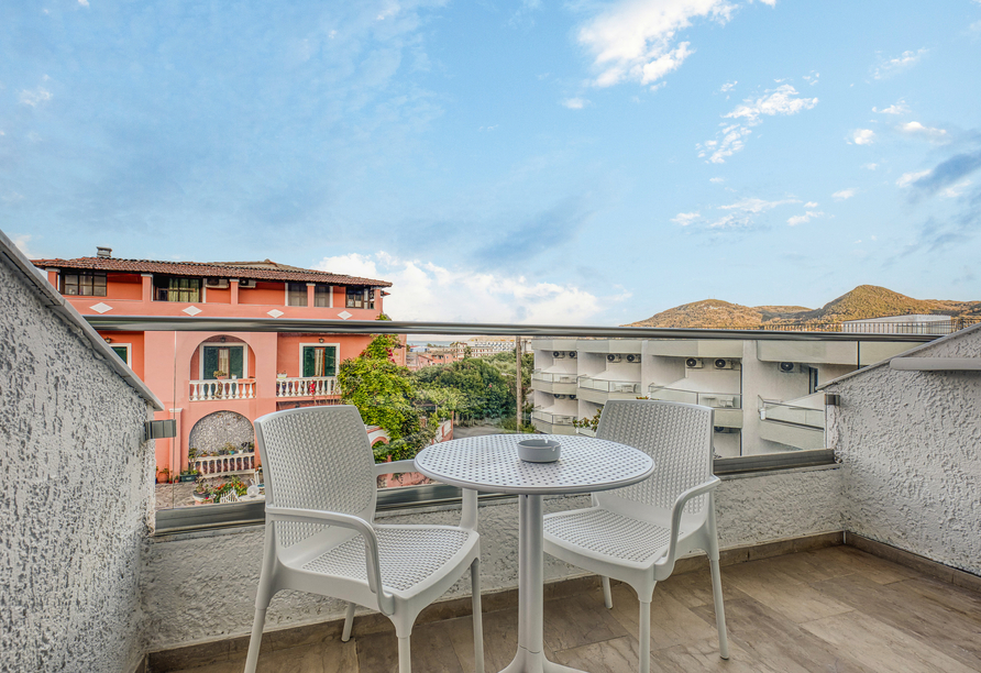 Nutzen Sie Ihren Balkon, um die letzten Sonnenstrahlen des Tages zu genießen.