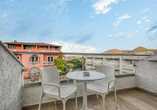 Nutzen Sie Ihren Balkon, um die letzten Sonnenstrahlen des Tages zu genießen.