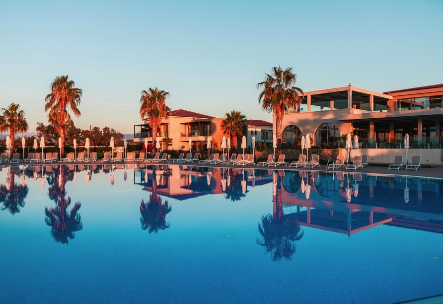 Genießen Sie den Zauber des Abends mit Blick auf den funkelnden Hotelpool
