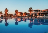 Genießen Sie den Zauber des Abends mit Blick auf den funkelnden Hotelpool