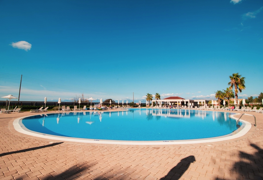 Gönnen Sie sich eine Abkühlung am Außenpool Ihres Urlaubshotels.