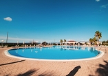 Gönnen Sie sich eine Abkühlung am Außenpool Ihres Urlaubshotels.