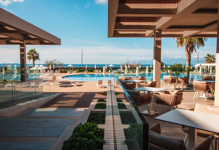 Die modern eingerichtete Terrasse des Hotels lädt zu entspannten Abenden ein.