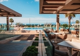 Die modern eingerichtete Terrasse des Hotels lädt zu entspannten Abenden ein.