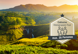 Willkommen auf Ihrer Traumreise nach Sri Lanka, wo malerische Landschaften mit Teeplantagen, goldenen Stränden und kulturellen Schätzen eine unvergessliche Kulisse für Ihre Reiseerlebnisse bilden.