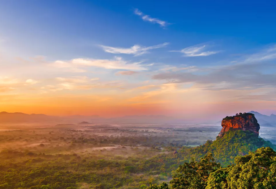 Sri Lanka, die Perle des Indischen Ozeans, begeistert mit eindrucksvollen Landschaften und einzigartigen Sehenswürdigkeiten wie der majestätischen Felsenfestung Sigiriya.