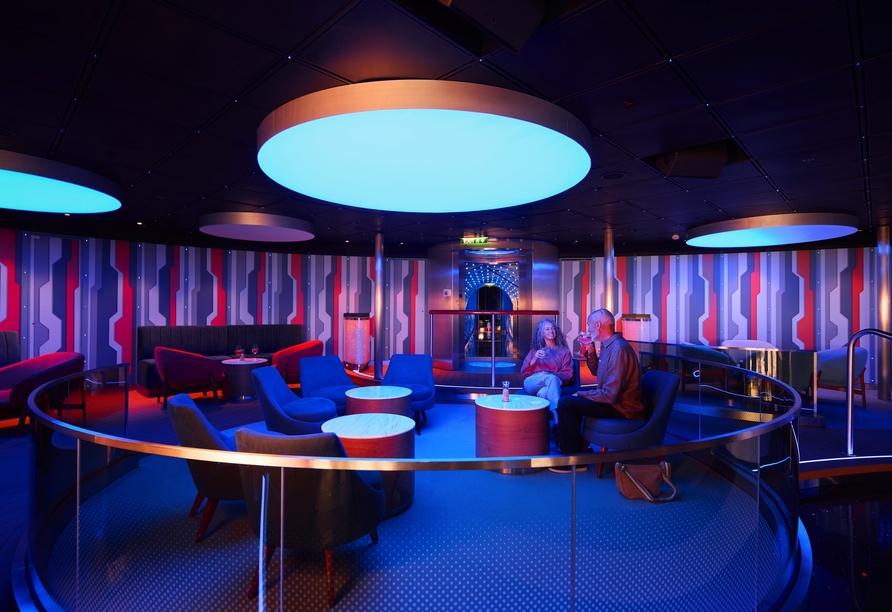 Der Ocean Club an Bord ist tagsüber ein entspannter Treffpunkt und nachts ein angesagter Club.