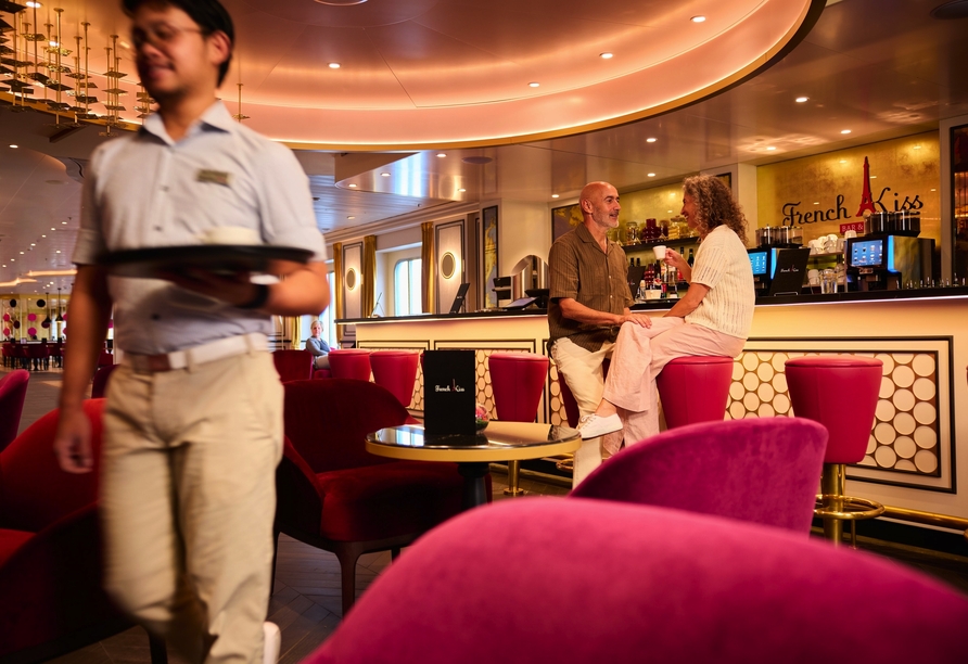Das Frensh Kiss Bar & Bistro lädt auch im Theatrium an Bord zum Schlemmen ein.