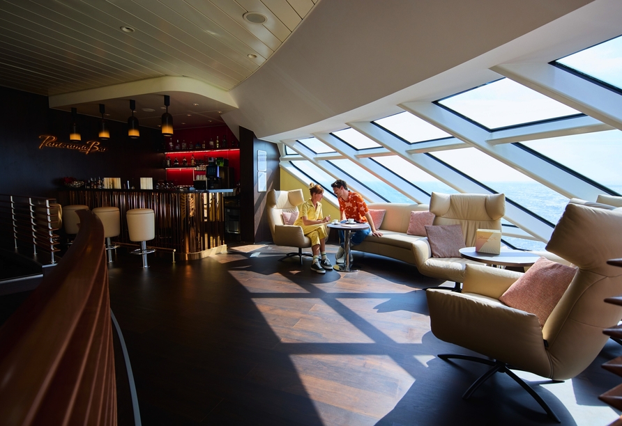 Genießen Sie den atemberaubenden Meerblick in der AIDA Panorama Bar & Lounge.