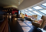 Genießen Sie den atemberaubenden Meerblick in der AIDA Panorama Bar & Lounge.