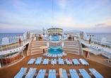 Entspannen Sie auf dem großzügigen Pooldeck an Bord von AIDAdiva.