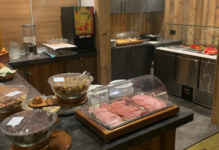 Bedienen Sie sich am liebevoll angerichteten Frühstücksbuffet.