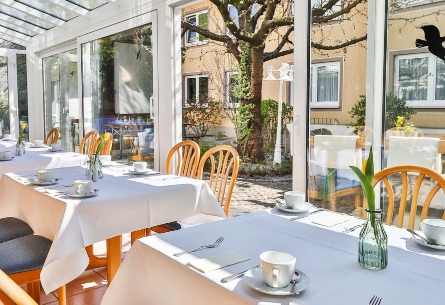 Der schöne Wintergarten und die Außenterrasse laden zum Verweilen ein.