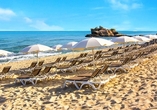 Lassen Sie es sich am Strand des Hotels gutgehen.
