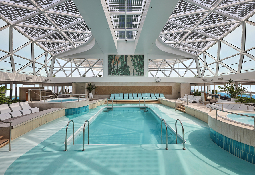 Relaxen Sie im Innenpool an Bord der Mein Schiff 7