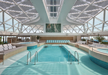 Relaxen Sie im Innenpool an Bord der Mein Schiff 7