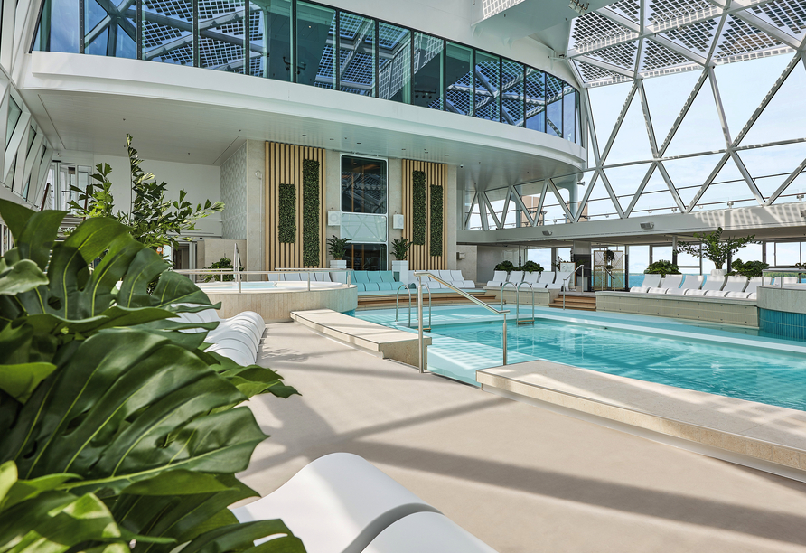 Innenpool an Bord der Mein Schiff 7