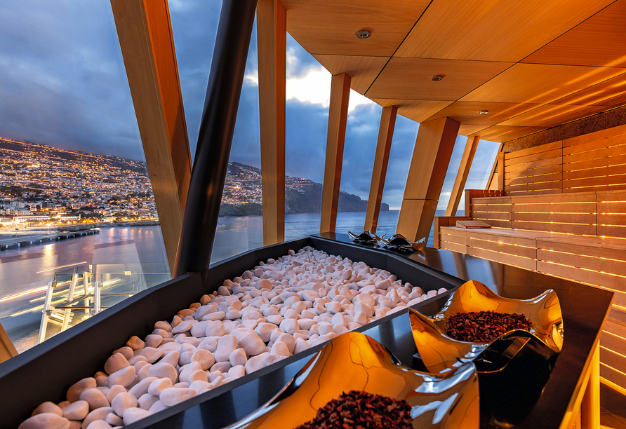 Entspannen Sie in der Sauna mit fantastischem Ausblick.
