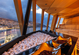 Entspannen Sie in der Sauna mit fantastischem Ausblick.