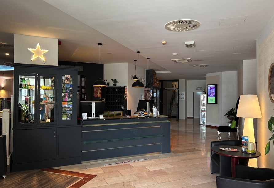 An der Rezeption des Hotels werden Sie freundlich empfangen.