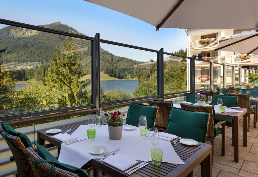 Genießen Sie Ihre Mahlzeiten mit einer Aussicht auf den Spitzingsee.