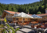 Die Terrasse des Hotels lädt zum Verweilen ein.