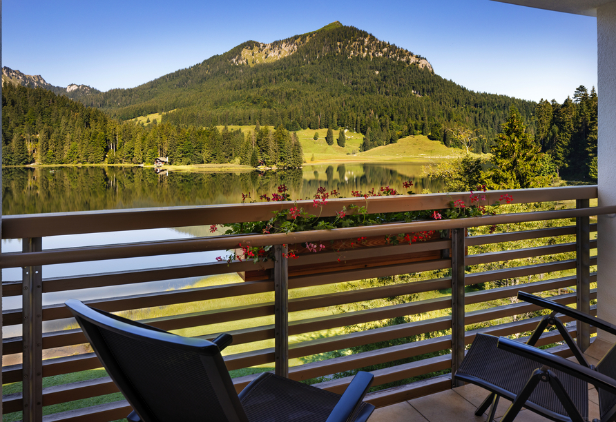 Genießen Sie die traumhafte Aussicht von Ihrem Balkon aus.
