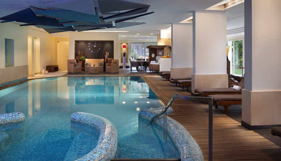 Ziehen Sie ein paar Bahnen im Hallenbad.