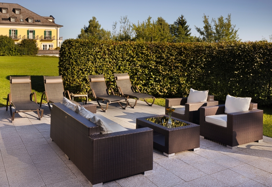 Machen Sie es sich in der Lounge auf der Terrasse gemütlich.