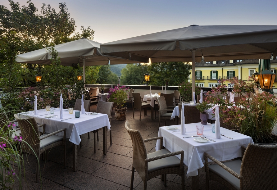 Genießen Sie ein Abendessen auf der Terrasse.