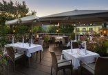 Genießen Sie ein Abendessen auf der Terrasse.