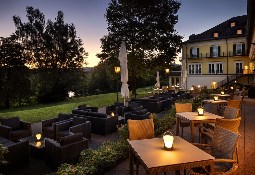Die Terrasse des Hotels lädt zum Verweilen ein.