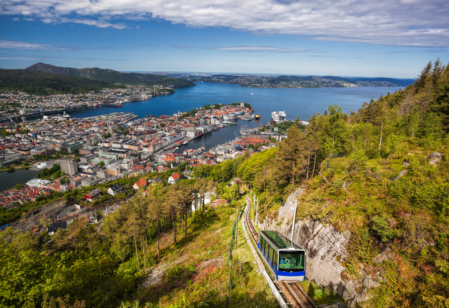 Die berühmte Seilbahn Fløibane in der Stadt Bergen in Norwegen