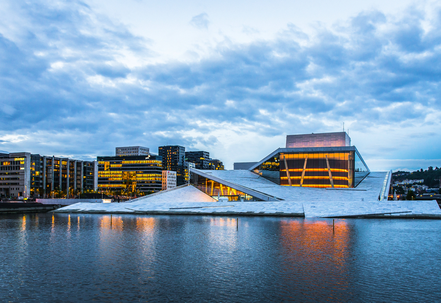 Statten Sie der Oper in Oslo einen Besuch ab.