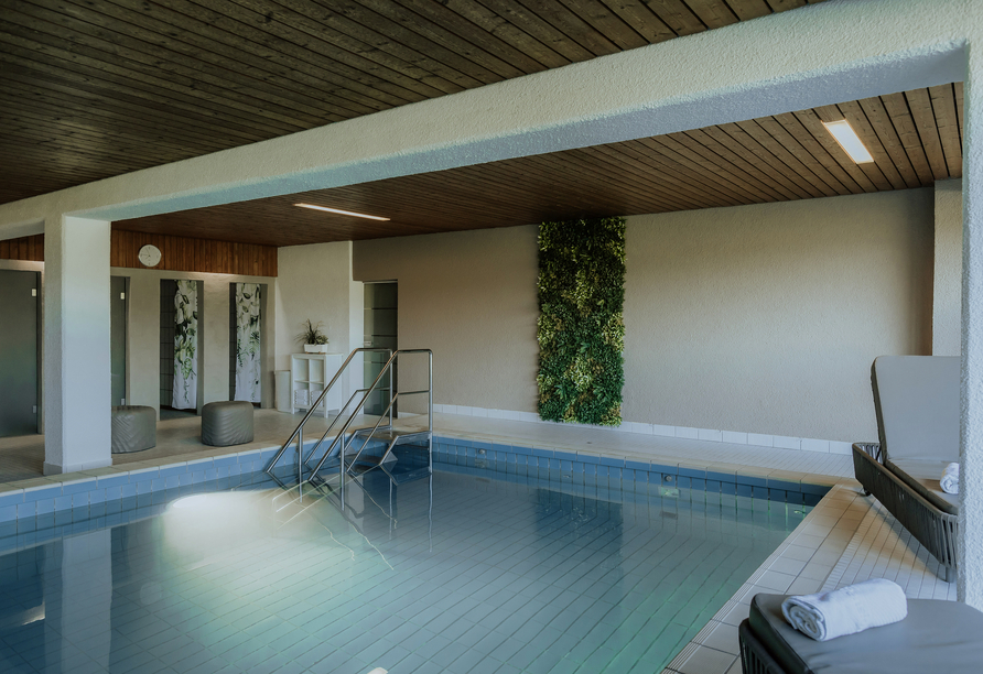 Ziehen Sie ein paar Bahnen im Hallenbad des Hotels.