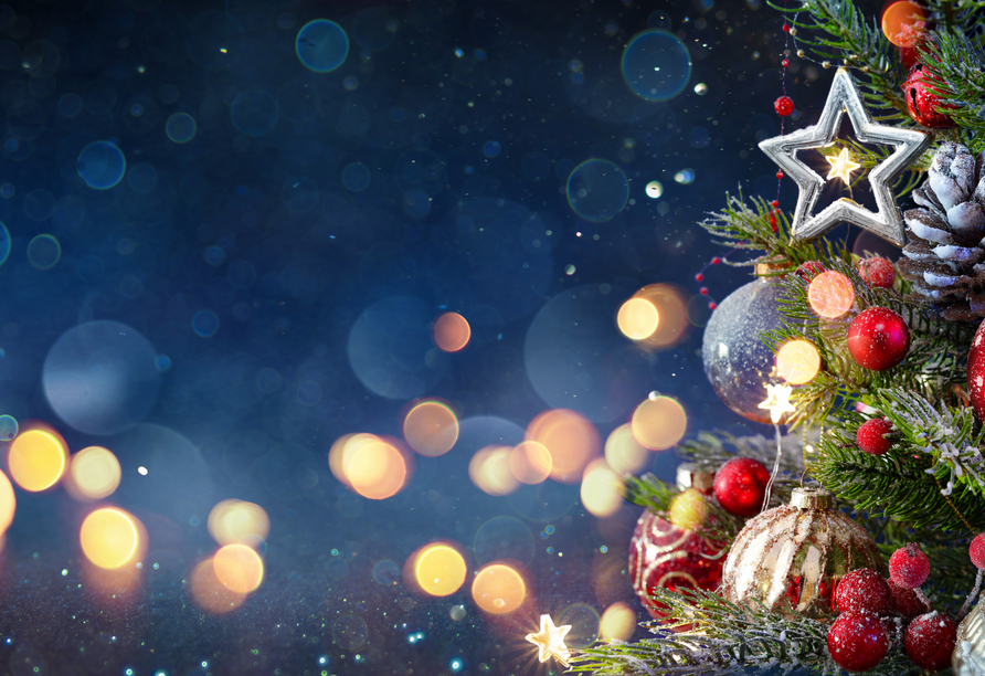 Ein geschmückter Weihnachtsbaum verbreitet besinnlichen Weihnachtszauber.