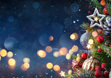 Ein geschmückter Weihnachtsbaum verbreitet besinnlichen Weihnachtszauber.