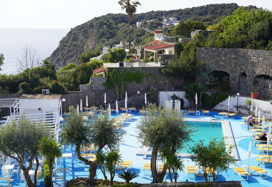 Am Außenpool Ihres Urlaubshotels können Sie dem Alltag entfliehen.