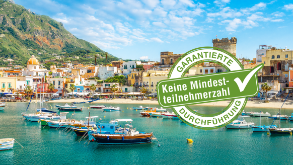 Willkommen zu Ihrem wohlverdienten Urlaub auf Ischia. Der Hafen von Forio erstrahlt in wundervollen Farben.