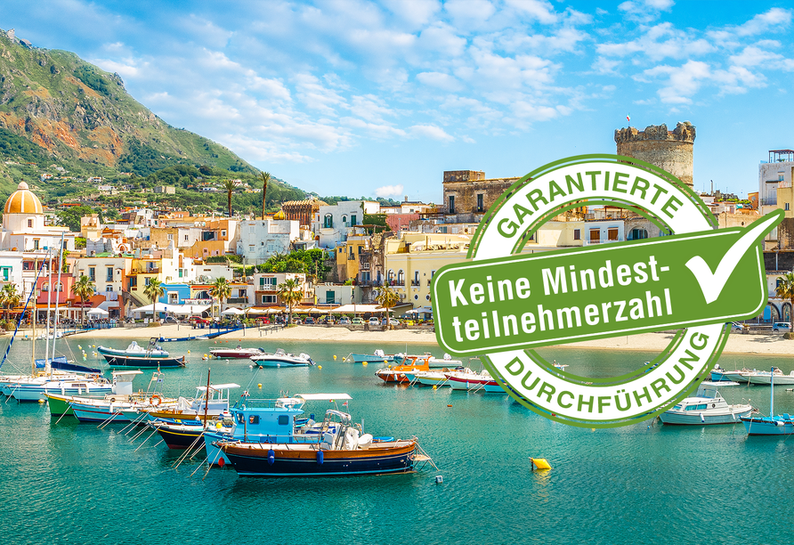 Willkommen zu Ihrem wohlverdienten Urlaub auf Ischia. Der Hafen von Forio erstrahlt in wundervollen Farben.