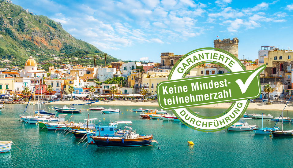 Willkommen zu Ihrem wohlverdienten Urlaub auf Ischia. Der Hafen von Forio erstrahlt in wundervollen Farben.