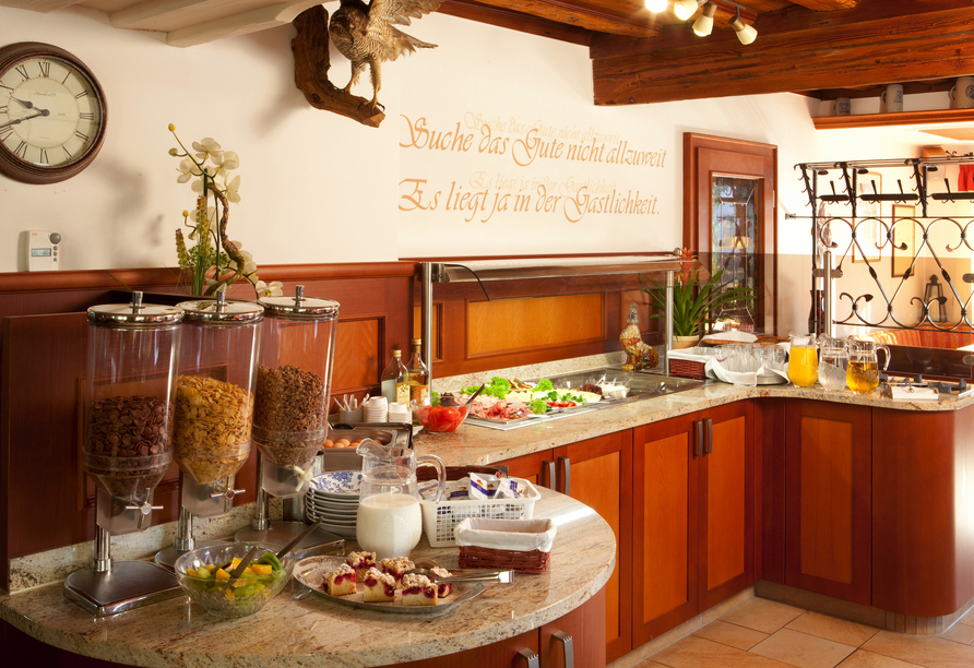 Stärken Sie sich am Frühstücksbuffet für den kommenden Tag.