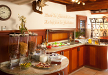 Stärken Sie sich am Frühstücksbuffet für den kommenden Tag.