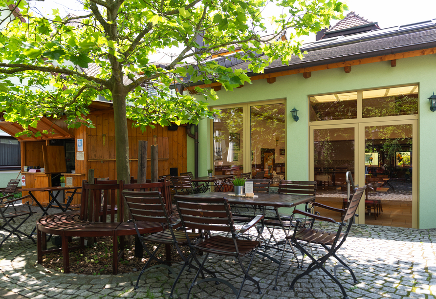 Die Terrasse des Hotels lädt zum Verweilen ein.
