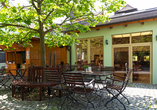 Die Terrasse des Hotels lädt zum Verweilen ein.