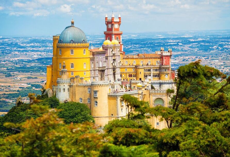 Der Palácio Nacional da Pena liegt in Sintra auf einem Hügel mit herrlicher Aussicht.