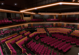 Im großen Theater erwarten Sie fabelhafte Shows.