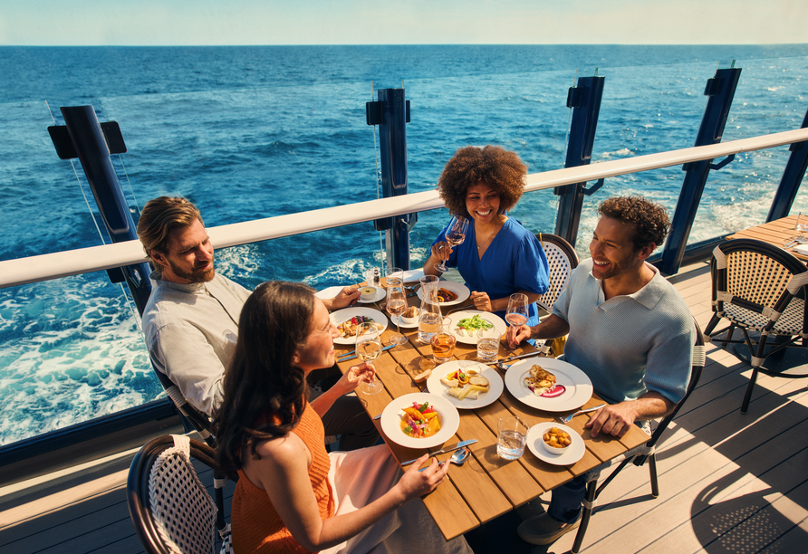Freuen Sie sich auf leckeres Essen und besten Service an Bord.